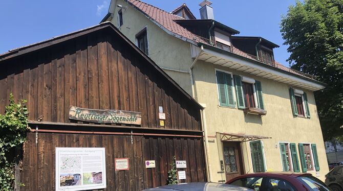 Leserfrage Das Schild an der Holzfassade verrät, was dahinter einst seinen Dienst versah. Daneben das Wohnhaus. Früher Eigentum der Familie