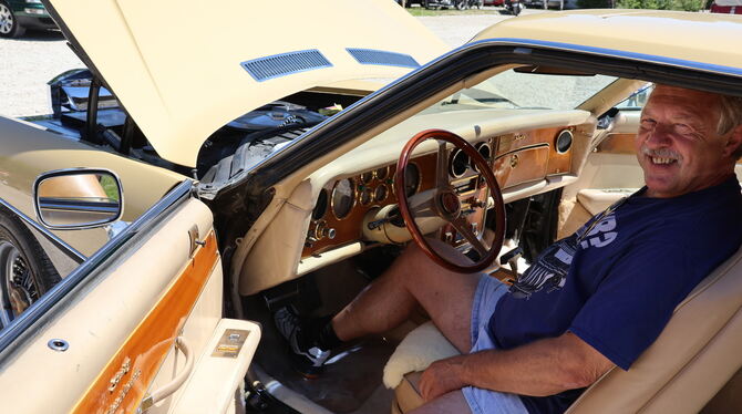 Oldtimertreffen St.Johann Paul Korn hat seine Freude an dem edlen Oldtimer.