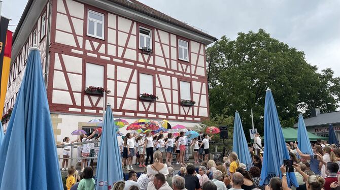 Dorffest Sickenhausen Die Schüler spannten die Schirme nicht für das Wetter, sondern für ihre Tanzaufführung, auf.