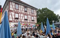 Die Schüler spannten die Schirme nicht für das Wetter, sondern für ihre Tanzaufführung, auf.