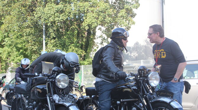 Vincent-Tage, Museum Boxenstopp Vor dem Boxenstopp-Museum: Gleich geht die Ausfahrt in den Schwarzwald los. Stewart Wood (rechts) tauscht sich mit einem Fahrer