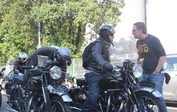 Vor dem Boxenstopp-Museum: Gleich geht die Ausfahrt in den Schwarzwald los. Stewart Wood (rechts) tauscht sich mit einem Fahrer 