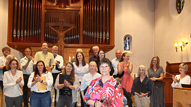 Projektchor Genkinger Kirche applaudiert seiner Dirigentin Gaby Schiller Der Projektchor dankte seiner Dirigentin Gaby Schiller mit Applaus.