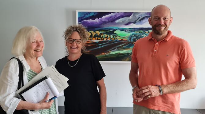 50 Jahre St. Johann Kunst Freya Fischer (links) wird die Ausstellung eröffnen, die federführend von Susanne Wahl gestaltet wurde. Bürgermeister Florian