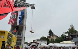 Die Feuerwehr stellte mit spektakulären Übungen ihr Können unter Beweis.  FOTOS: RUOF