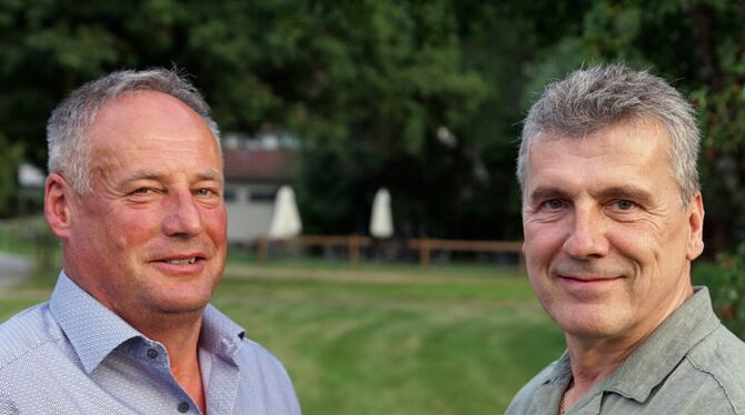 Neuer Präsident des Rotary Clubs Münsingen ist Jochen Eberhardt (rechts), er löst Helmut Holzschuh ab.  FOTO: LENK
