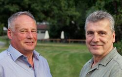 Neuer Präsident des Rotary Clubs Münsingen ist Jochen Eberhardt (rechts), er löst Helmut Holzschuh ab.  FOTO: LENK