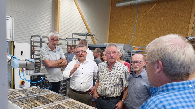 Die Mössinger Verwaltungsspitze und Gemeinderäte informierten sich über das Unternehmen Dostech. FOTO: STRAUB Die Mössinger Verwaltungsspitze und Gemeinderäte informierten sich über das Unternehmen Dostech. FOTO: STRAUB