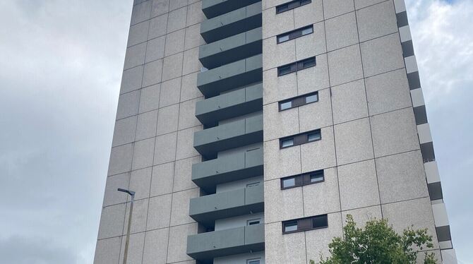 Achtung: Aus den oberen Stockwerken des Hochhauses sind Gegenstände geworfen worden.  FOTO: KREISKLINIKEN REUTLINGEN