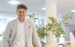 Finanzplaner Lucca Ruoff berichtete in der Reutlinger Commerzbank über eine Yougov-Umfrage zu Immobilienfinanzierungen.