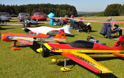 Startklar zum Aufsteigen sind Modellflugzeuge und ihre Piloten