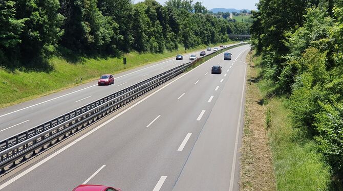 Lärmschutz Auf der B 27 fahren Autos in Richtung Tübingen. Hier soll, anders als zunächst vom Regierungspräsidium geplant, nun doch kein Fl