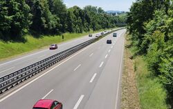 Auf der B 27 fahren Autos in Richtung Tübingen. Hier soll, anders als zunächst vom Regierungspräsidium geplant, nun doch kein Fl