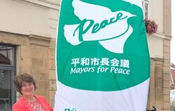 Die Bürgermeisterin Silke Höflinger von Walddorfhäslach hisst am windigen Dienstagmorgen die Flagge des Zusammenschlusses Mayors