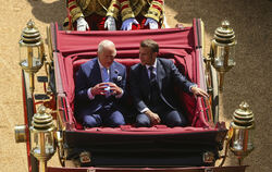  Der britische König Charles III. und Emmanuel Macron.  FOTO: JOY/DPA
