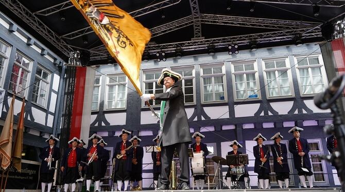 Zum Reutlinger Schwörtag gehört das Ritual des Fahnenschwingens oder Fahnenflaigens im Schwörhof.  FOTO: STADT
