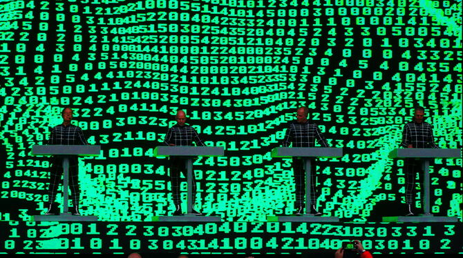 Tanzen in der digitalen Welt: Kraftwerk vor ihrem Stuttgarter Publikum.