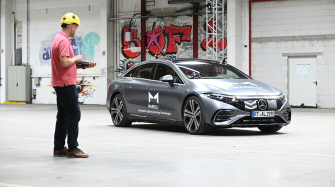 Sieht aus wie ein normales Auto, ist aber ein Versuchsträger für die Kommunikation zwischen Mensch und Maschine: Die Pfeile im K
