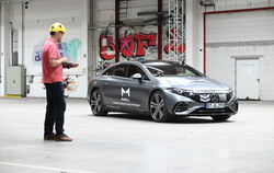 Sieht aus wie ein normales Auto, ist aber ein Versuchsträger für die Kommunikation zwischen Mensch und Maschine: Die Pfeile im K