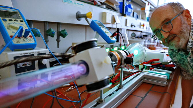 2025-07-08 Schülerforschungszentrum Eningen,Elektronenmikroskop,Wolfgang Nisch Ein Elektronenmikroskop für den Unterricht: der ehrenamtliche Projektbetreuer Wolfgang Nisch führt ihn vor.
