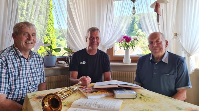 100 Jahre Poco Gomadingen Hier sitzen viele Bläserjahrzehnte gemeinsam am Tisch: Michael Simmendinger, Horst Reiner und Hans Wenzel (von links).