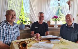 Hier sitzen viele Bläserjahrzehnte gemeinsam am Tisch: Michael Simmendinger, Horst Reiner und Hans Wenzel (von links). 