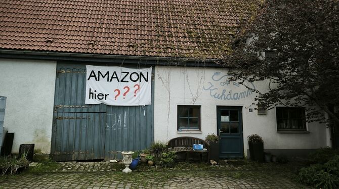 101-18989406 Das Transparent »AMAZON hier???« hängt mittlerweile an Hermann Kiefers Haus. Zunächst habe jemand klein »Nein danke« darunter g