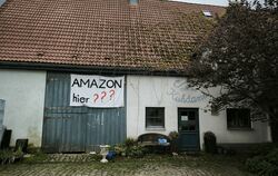 Das Transparent »AMAZON hier???« hängt mittlerweile an Hermann Kiefers Haus. Zunächst habe jemand  klein »Nein danke« darunter g