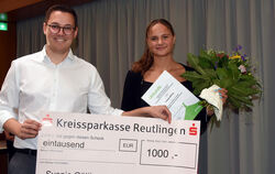 Die Schwimmerin Svenja Götting aus Eningen ist von Bürgermeister Eric Sindek mit dem ersten Sportförderpreis "TaLändle" der Geme