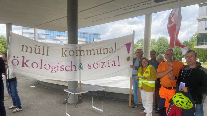Protest Müll Kommunalanstalt Einige Mitglieder von ver.di und des Deutschen Gewerkschaftsbunds DGB protestierten vor dem Kreistag gegen die Privatisierung de
