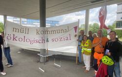 Einige Mitglieder von ver.di und des Deutschen Gewerkschaftsbunds DGB protestierten vor dem Kreistag gegen die Privatisierung de