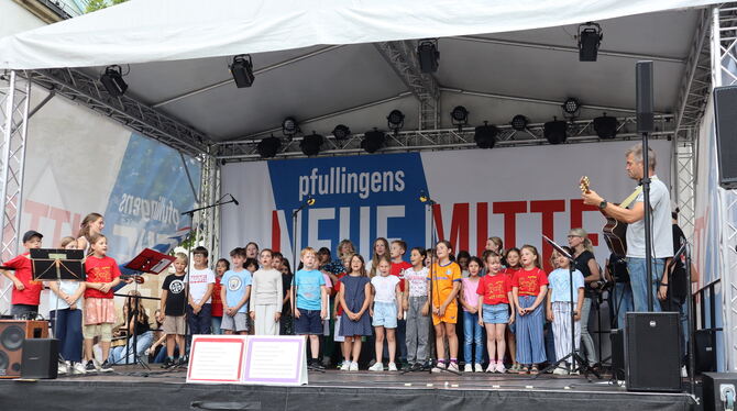 Schule, Konzert, Frieden, Neue Mitte, Bühne, Lieder, Uhland-Schule, Friedrich-Schiller-Gymnasium Singen für den Frieden: Die Schülerinnen und Schüler der Uhland-Grundschule machten auf der Neue-Mitte-Bühne den Anfang.