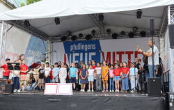 Singen für den Frieden: Die Schülerinnen und Schüler der Uhland-Grundschule machten auf der Neue-Mitte-Bühne den Anfang.