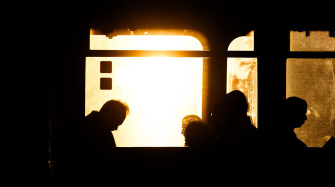 ---, Berufsverkehr, ÖPNV, Morgen, Pendler, Pendeln, Deutschlandticket, Ticket, Öffentlicher, Personennahverkehr, Nahverkehr, Öff Fahrgäste bei Sonnenaufgang in einer Stadtbahn. Hitze hat zuletzt die DB stark gefordert.
