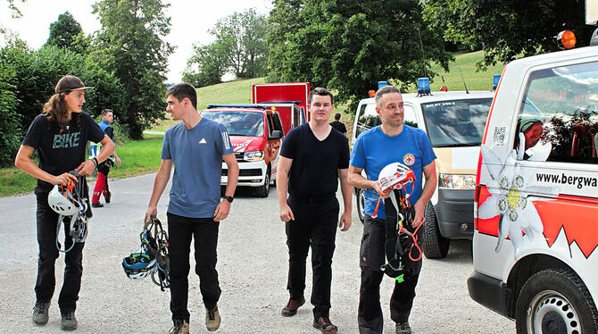 DRK Bergwacht Pfullingen Neben den Einsatzkräften waren auch ältere Mitglieder der Jugendgruppe der DRK Bergwacht Pfullingen bei der Übung dabei.