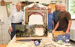 Otto-Peter Claus, Reinhold Maier, Rolf Nothdurft und Dietmar von Hantelmann  (von links) arbeiten derzeit in der  Holzwerkstatt 
