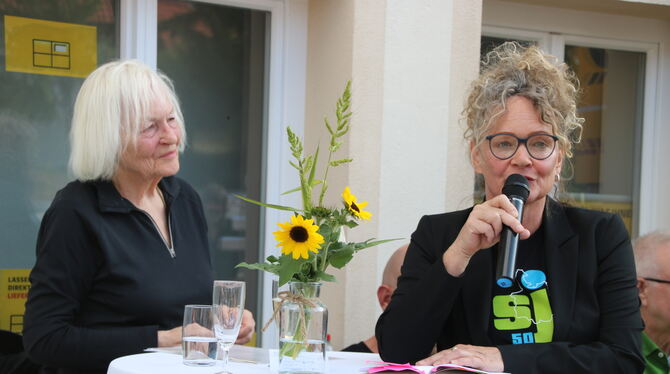Freya Fischer (links) und Susanne Wahl bei der Eröffnung der Jubiläumsausstellung im Rathaus. Die Lonsinger Künstlerin trägt den