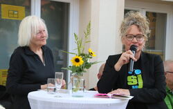 Freya Fischer (links) und Susanne Wahl bei der Eröffnung der Jubiläumsausstellung im Rathaus. Die Lonsinger Künstlerin trägt den