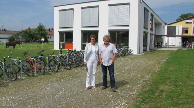 Gustav-Werner-Gemeinschaftsschule Walddorfhäslach Ralf Michael Röckel Silke Höflinger Ralf Michael Röckel und die Bürgermeisterin Silke Höflinger stehen vor der Gustav-Werner-Gemeinschaftsschule. Röckel hat aus der
