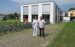 Ralf Michael Röckel und die Bürgermeisterin Silke Höflinger stehen vor der Gustav-Werner-Gemeinschaftsschule. Röckel hat aus der
