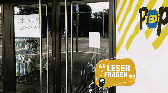 Nur ein schlichtes und handgeschriebenes Schild an einer der Eingangstüren des früheren Reutlinger Kaufhofes weist darauf hin, d