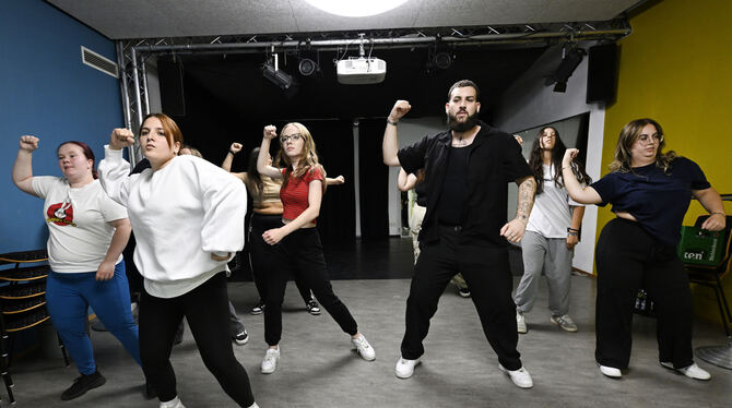Hip-Hop-Tanz; franz.K; TALK; Show; Probe Die Hip-Hop-Tanz-Gruppe des TALK-Projekts im franz.K bei der Probe für ihre große Show am 12. Juli im Echazhafen. Zweite von lin