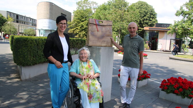 Metzingen Keramiktasche Spende Eberhard Benz und Kathrin Bindemann haben die Hugo Boss-Einkaufstasche aus Keramik ofiziell an die Stadt Metzingen übergeben, wa