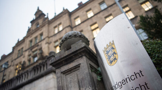 Ein 38-Jähriger aus Reutlingen muss sich vor dem Tübinger Landgericht wegen sexuellen Missbrauchs von minderjährigen Mädchen (oh