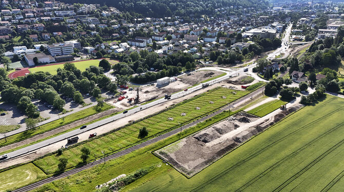 Die Großbaustelle an der B 28 in  Bad Urach.  FOTO: PIETH