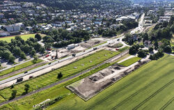 Die Großbaustelle an der B 28 in  Bad Urach.  FOTO: PIETH