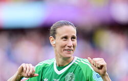 Nationaltorhüterin Ann-Katrin Berger hat bisweilen eine riskante Spielweise.  FOTO: MEISSNER/DPA