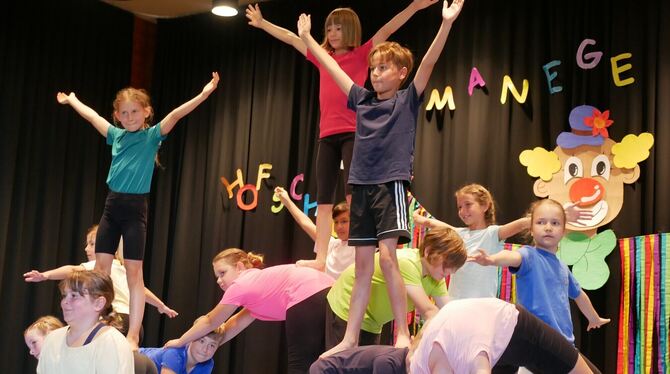 Der Start zum Altenburger Dorffest war fulminant - Manege frei hieß es in der Hofschule, wo die Schülerinnen und Schüler sich al