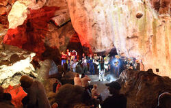 Der Posaunenchor Undingen musizierte anlässlich des Sonnenbühler Jubiläums in der Nebelhöhle.