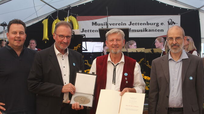 100 Jahre Dorfmusikanten Jettenburg Die Pro-Musica-Plakette aus den Händes des Landrats. Von links: Verbandsvorsitzender Steffen Haap, Landrat Joachim Walter, Vorst